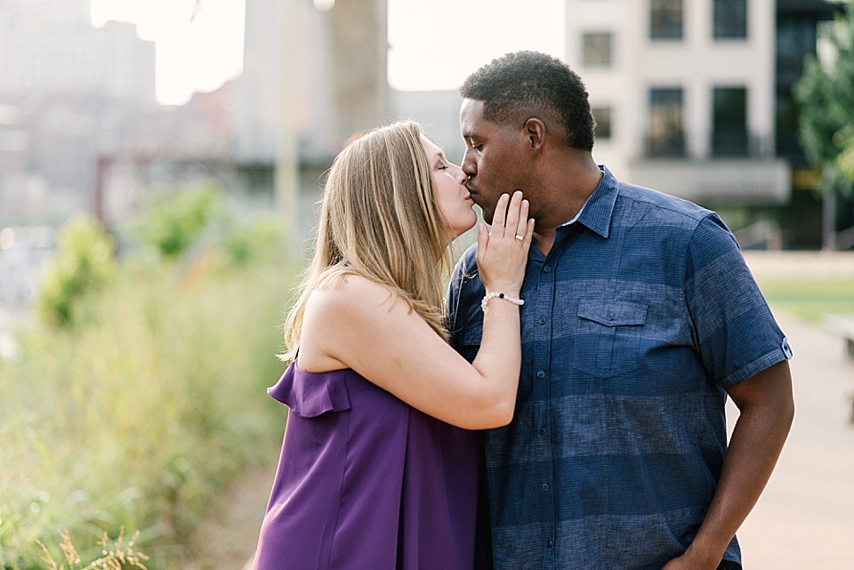 Engagement session kiss downtown Nashville